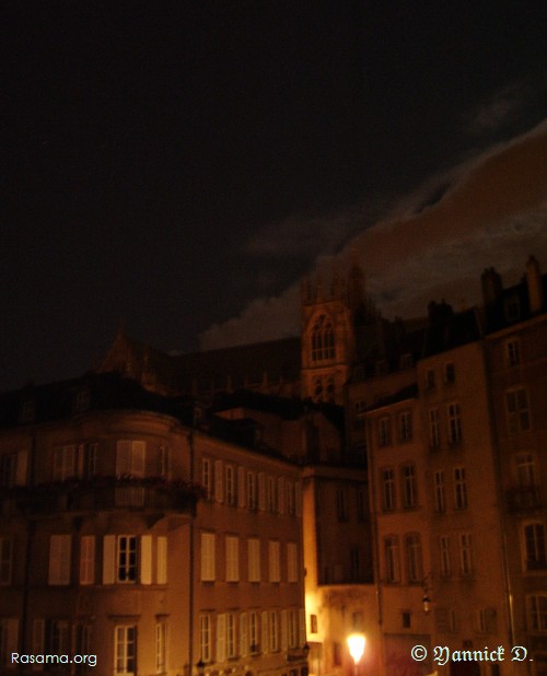 Imperceptiblement,
                la cathédrale grandit dans la nuit — Metz — Quartier du Théâtre
            
