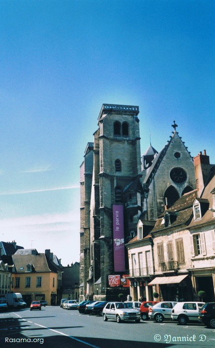 Style carte
                postale d’une église de style moderne à Dijon
            