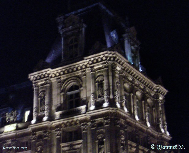 Un
                esprit ou des fantômes hante(nt) ces toits ( bis )
                — Hôtel De Ville de Paris
            