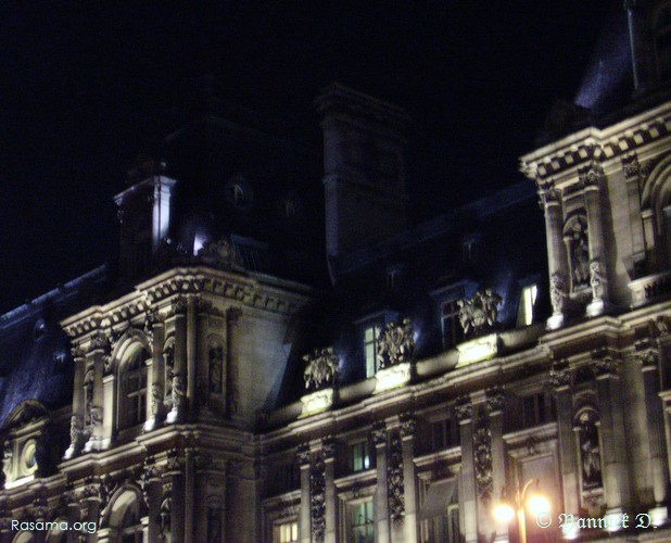 Un
                esprit ou des fantômes hante(nt) ces toits — Hôtel De Ville
                de Paris
            