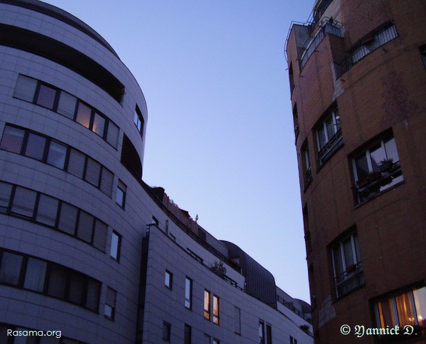 L’architecture
                humaine dessine une virgule dans le ciel — Exemple d’architecture
                moderne ( bis ) courbe — Paris — Axe centre-est
            