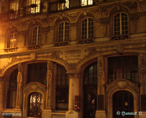 
                « Syndicat de L’Épicerie Française » — Monument historique
                — Paris — Axe centre-sud
            